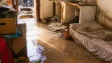 Esgotos forçam família a abandonar habitação social no Bairro da Rosa