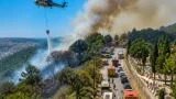 Incêndio em mato na fronteira da Amadora mobiliza helicóptero e dezenas de operacionais