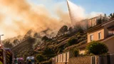 Incêndio em mato na Pontinha mobiliza dezenas de operacionais em Odivelas