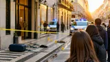 Mulher baleada na baixa de Lisboa: suspeitos fugiram de carro e polícia procura indícios