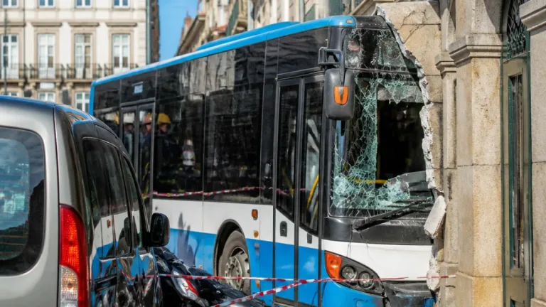 Autocarro da STCP embate contra edifício no centro do Porto sem feridos