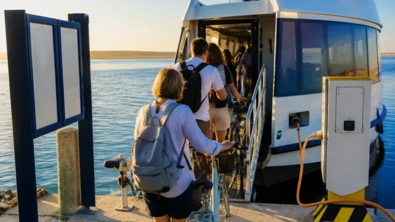 Aveiro baixa tarifas do ferry entre Forte da Barra e São Jacinto após eletrificação do serviço
