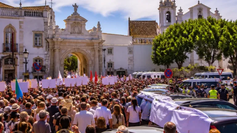 Centenas de trabalhadores reúnem-se em Faro para exigir respostas sobre salários, habitação e serviços