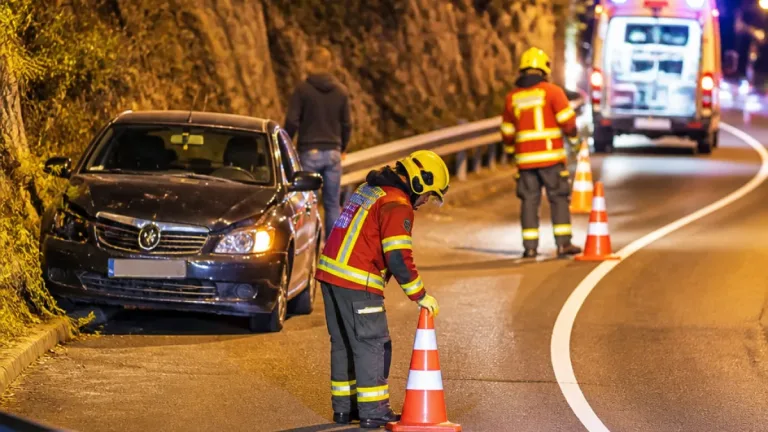 Despiste na Via Expresso em Machico mobiliza bombeiros; condutor recusa transporte