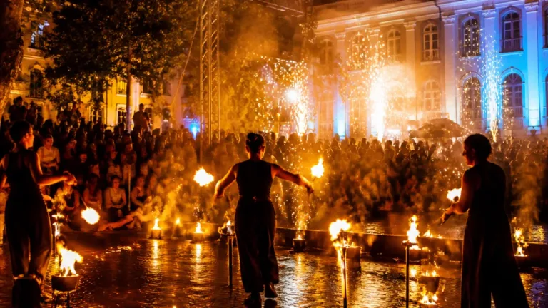 Espetáculo de novo circo com fogo ocupa Jardim da Liberdade em Santarém