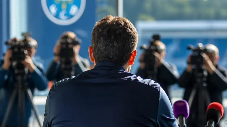 Farioli fecha porta ao passado e traça prioridades do FC Porto para a nova época