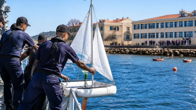 Figueira da Foz: NRP Figueira da Foz lança veleiro miniatura com participação de escola local