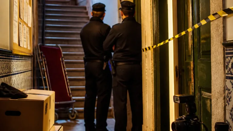 Homem detido em Lisboa por suspeita de matar mulher durante discussão em arrendamento