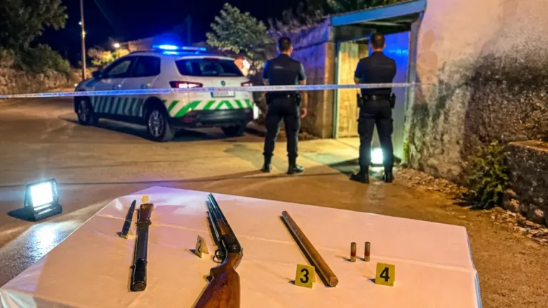 Homem detido em Setúbal após denúncia de ameaças; apreendidas armas brancas e de fogo