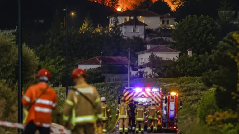 Incêndio em Borralhas mantém-se ativo e mobiliza 45 operacionais em Ponte de Lima