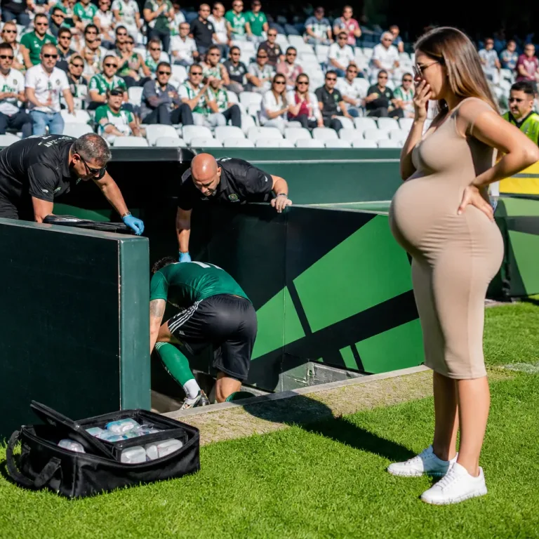 Jacy, do Coritiba, celebra golo e acaba por cair no túnel do Estádio Couto Pereira