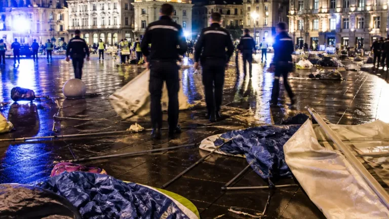Intervenção policial em praça do Porto remove tendas e manifestantes durante a madrugada