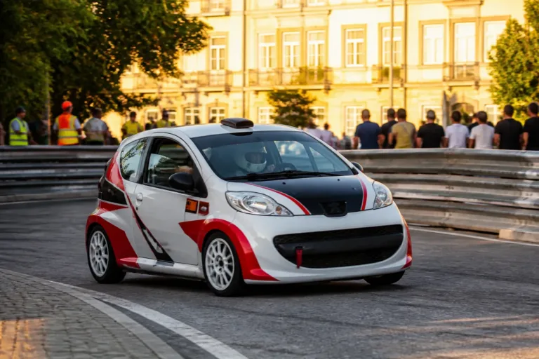 Jovem piloto Afonso Azevedo chega a Vila Real em Peugeot 107 com quatro vitórias na bagagem