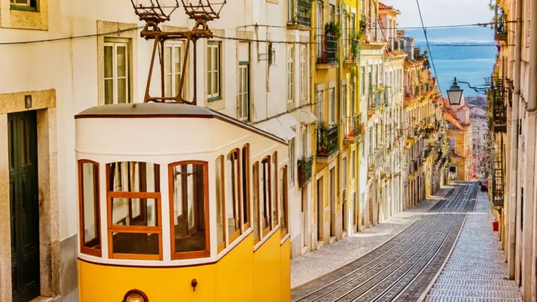 Menina de 12 anos resgatada em Lisboa suspeita de ser vendida em casamento para quitar dívida