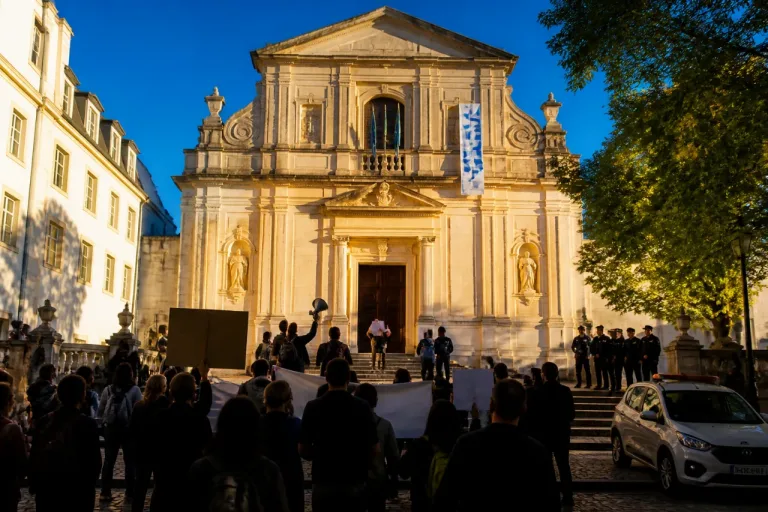 Ministro da Educação recebe protesto à entrada do Politécnico de Coimbra