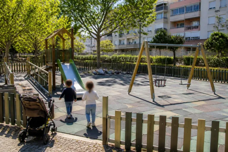 Parque Infantil do Jardim de Vanicelos reabre com pavimento novo e melhorias de acessibilidade