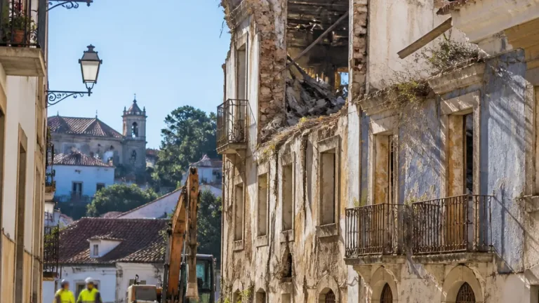Parte da cobertura da antiga sede da Académica de Santarém desaba e imóvel vai ser demolido