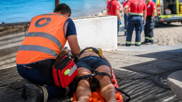 Projeto SeaWatch assiste turista britânica inconsciente na praia do Pópulo, Ponta Delgada
