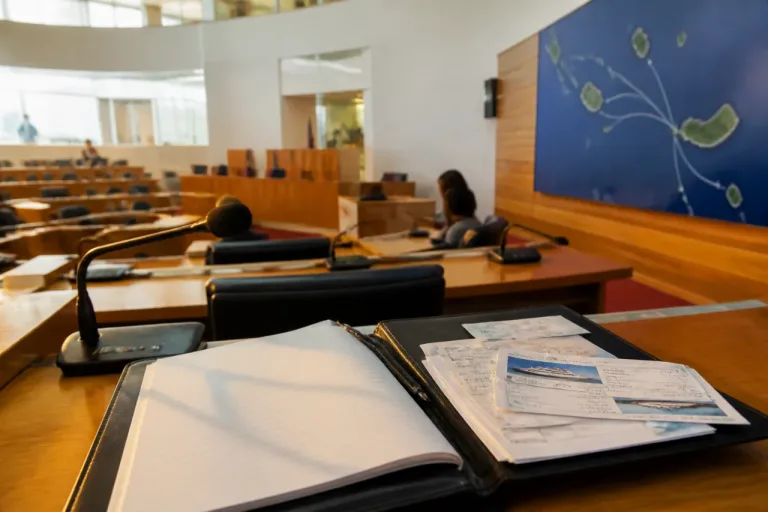 Rejeitado apoio a professores deslocados nos Açores, partidos de direita dizem não