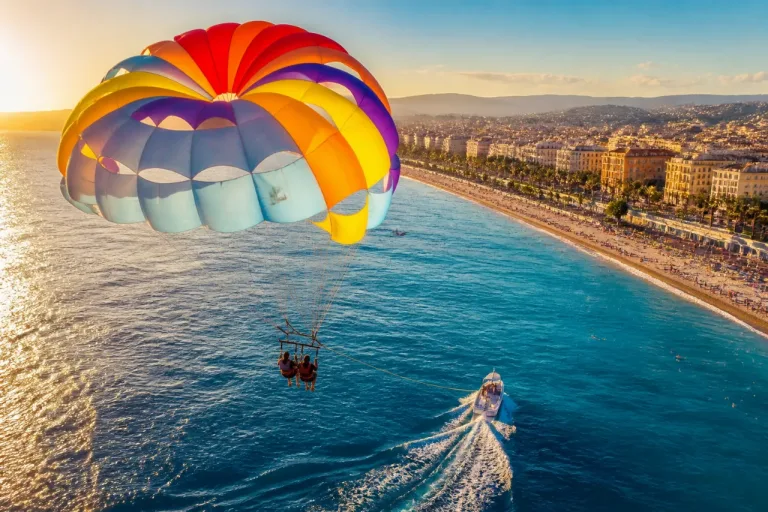 Rodrigo Faro leva a filha a passeio de parasail nas águas de Nice