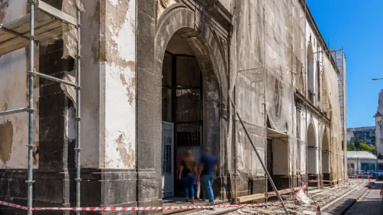 Sindicato alerta para risco no edifício da Alfândega de Ponta Delgada; prepara queixa à UE