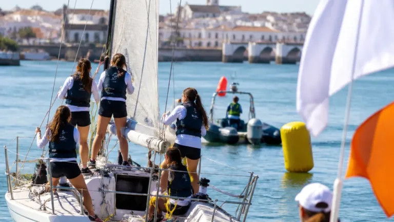 Tavira recebeu arranque da Volta ao Algarve à Vela com equipa feminina em destaque