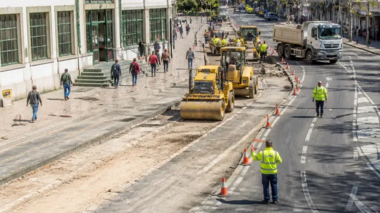 Trânsito condicionado na Avenida Luísa Todi durante manutenção junto ao Mercado do Livramento
