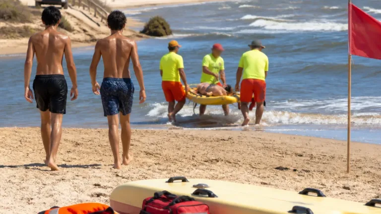 Voluntários do SeaWatch resgatam duas crianças na barra da Cacela Velha