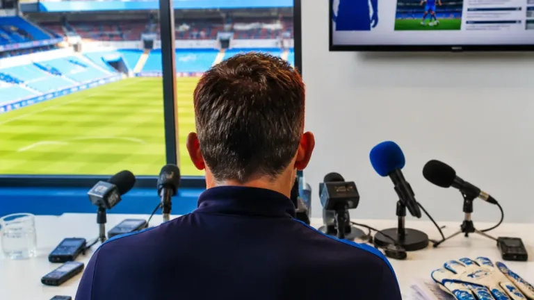 Xabi Alonso garante confiança nos guarda-redes do Chelsea e afasta necessidade urgente de reforço